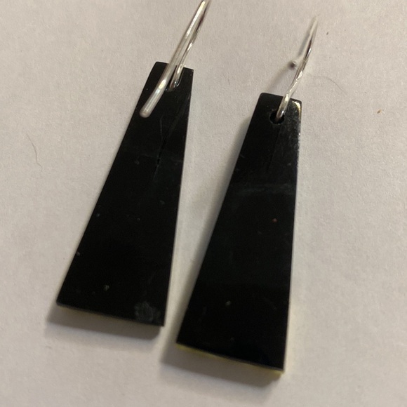 Gibbsite Southwestern Design Applied Shell Pierced earrings - Picture 2 of 3